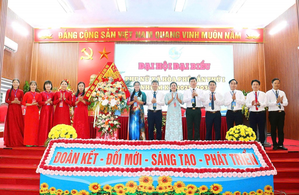 Bí thư Đảng ủy, Chủ tịch HĐND xã Hòa Phú Tô Thị Nhàn; cùng các đồng chí lãnh đạo xã Hòa Phú