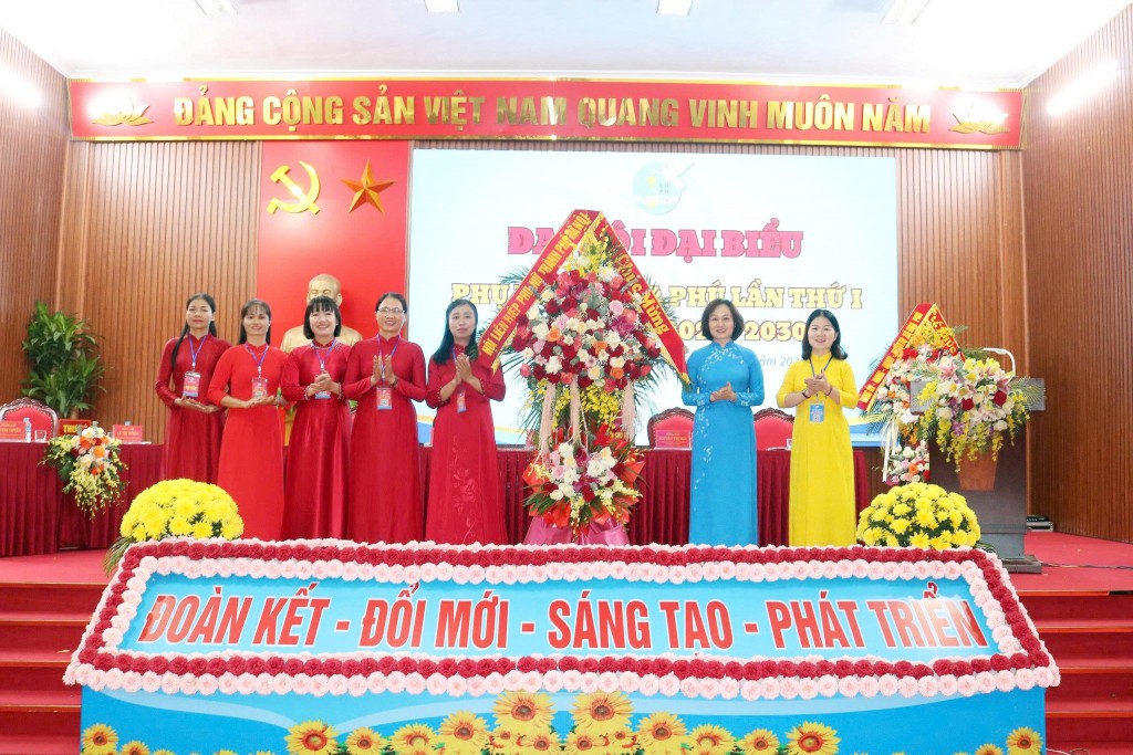 tặng hoa chúc mừng Hội Phụ nữ xã Hòa Phú