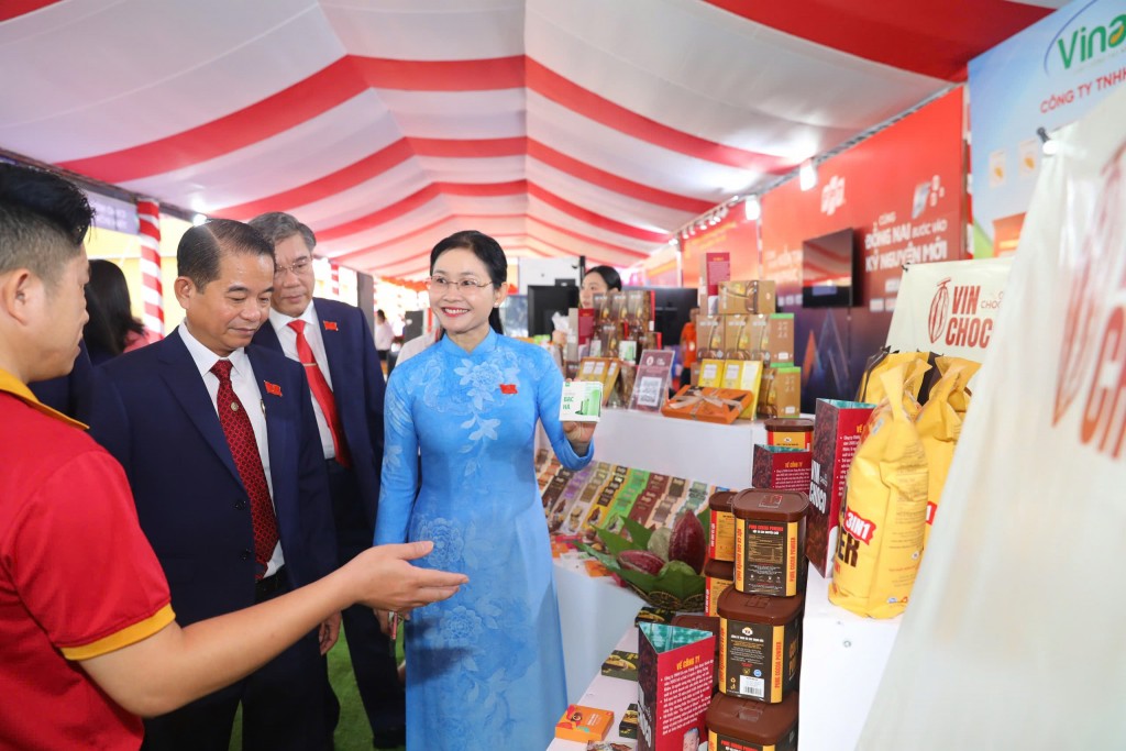 Các đại biểu tham quan các gian hàng OCOOP