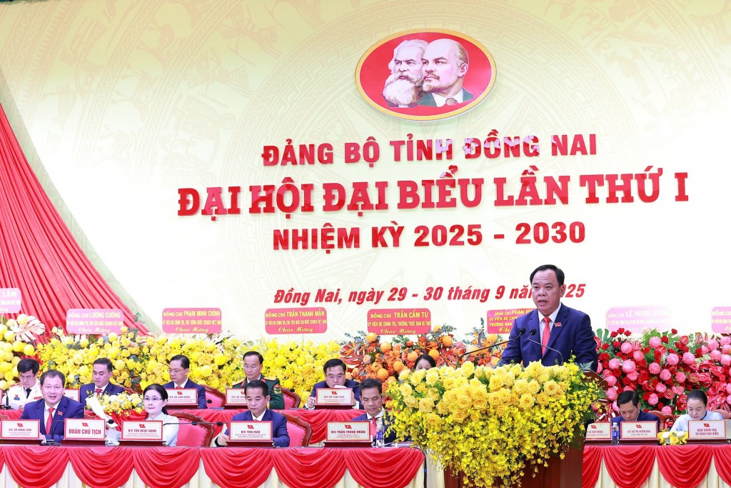 Phó Bí thư Tỉnh ủy, Chủ tịch UBND tỉnh Võ Tấn Đức báo cáo đại hội Phó Bí thư Tỉnh ủy, Chủ tịch UBND tỉnh Võ Tấn Đức báo cáo đại hội