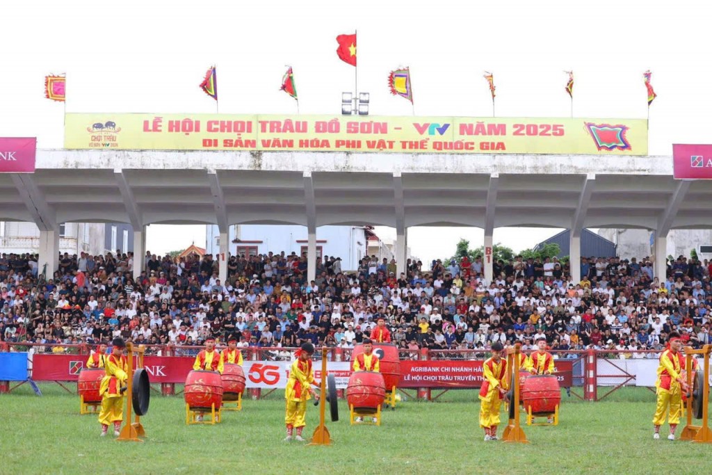 Màn đánh trống và múa cờ khai hội Màn đánh trống và múa cờ khai hội