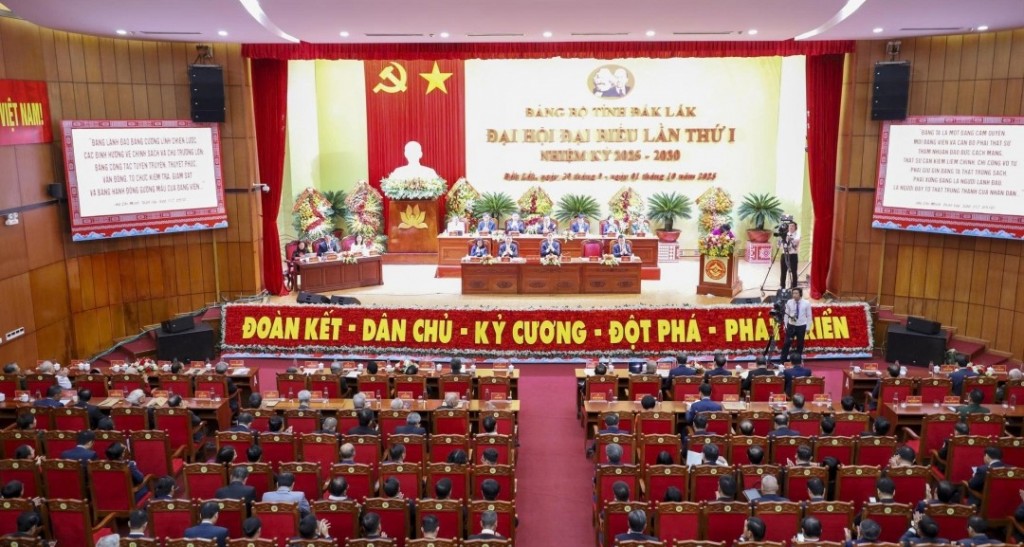 Toàn cảnh khai mạc Đại hội đại biểu Đảng bộ tỉnh Đắk Lắk lần thứ I. Ảnh: Ngọc Thắng
