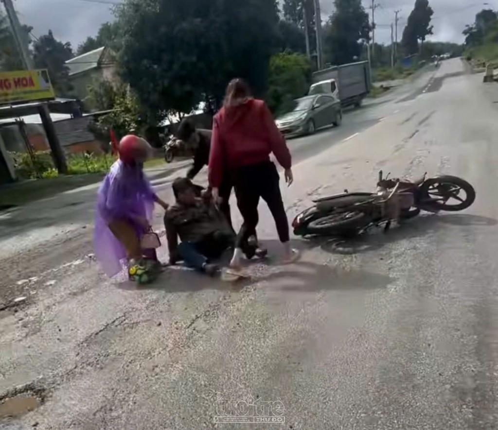 Quốc lộ 14 tan hoang, “ổ gà, ổ voi” dày đặc trên đường Quốc lộ 14 tan hoang, “ổ gà, ổ voi” dày đặc trên đường