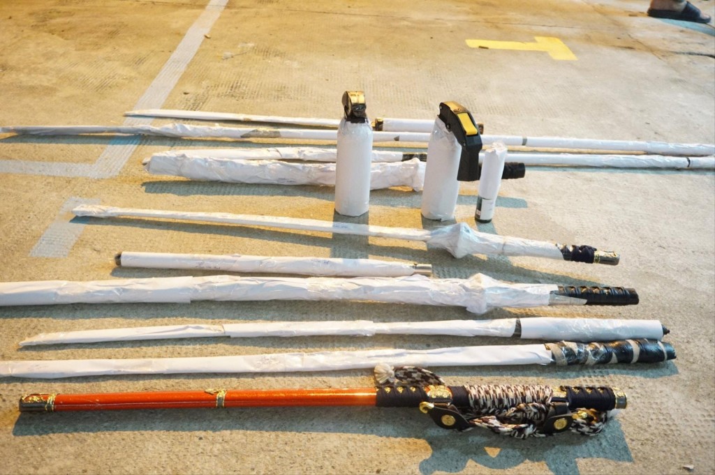 Các loại hung khí bị lực lượng công an phát hiện, thu giữ liên quan đến vụ việc. Các loại hung khí bị lực lượng công an phát hiện, thu giữ liên quan đến vụ việc.