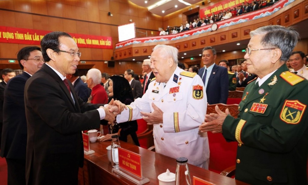 Đồng chí Nguyễn Văn Nên, Ủy viên Bộ Chính trị, Thường trực Tiểu ban Văn kiện Đại hội XIV của Đảng bắt tay Anh hùng Lực lượng vũ trang Nhân dân Hồ Đắc Thạnh. Ảnh: Nguyễn Hùng