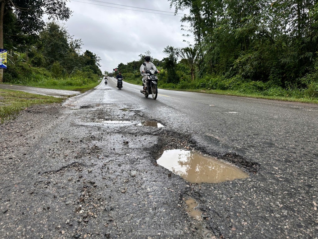 Quốc lộ 14 tan hoang, “ổ gà, ổ voi” dày đặc trên đường Quốc lộ 14 tan hoang, “ổ gà, ổ voi” dày đặc trên đường