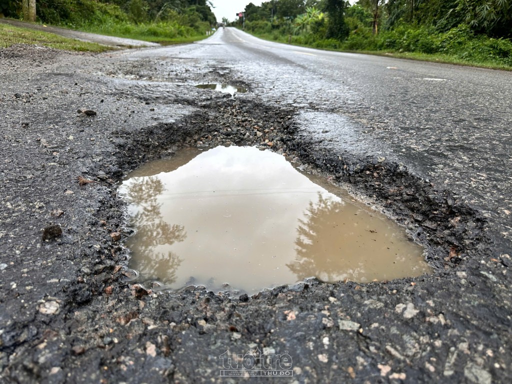 Quốc lộ 14 tan hoang, “ổ gà, ổ voi” dày đặc trên đường Quốc lộ 14 tan hoang, “ổ gà, ổ voi” dày đặc trên đường