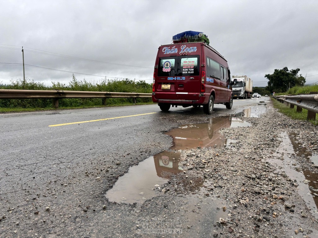 Quốc lộ 14 tan hoang, “ổ gà, ổ voi” dày đặc trên đường Quốc lộ 14 tan hoang, “ổ gà, ổ voi” dày đặc trên đường