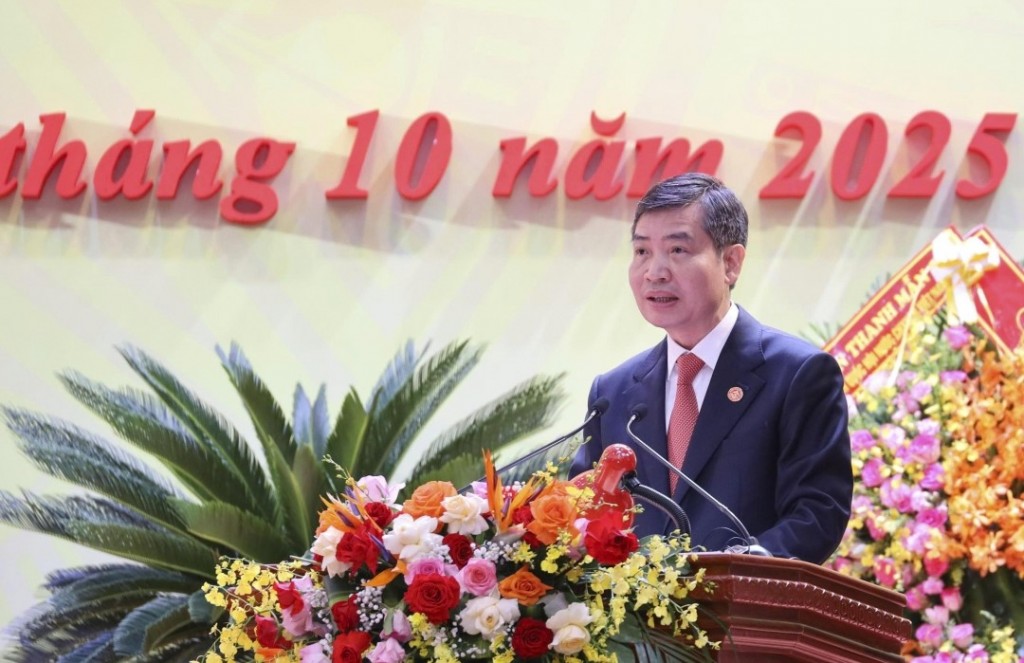 Phó Bí thư Tỉnh ủy, Chủ tịch UBND tỉnh Tạ Anh Tuấn trình bày Báo cáo chính trị.