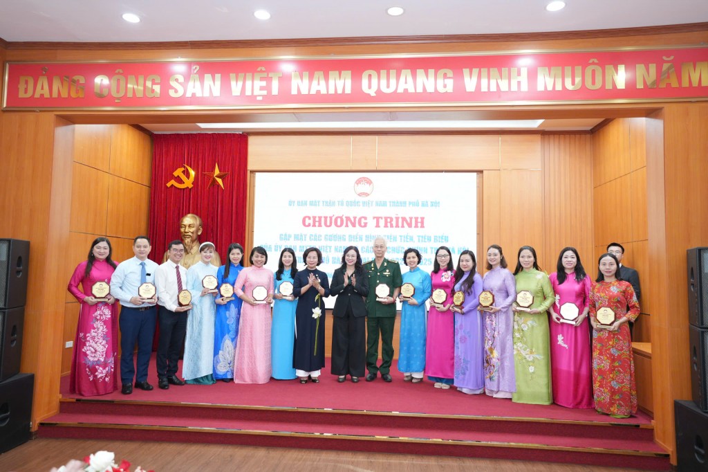 Mặt trận Hà Nội tôn vinh 80 gương điển hình tiên tiến, tiêu biểu Mặt trận Hà Nội tôn vinh 80 gương điển hình tiên tiến, tiêu biểu