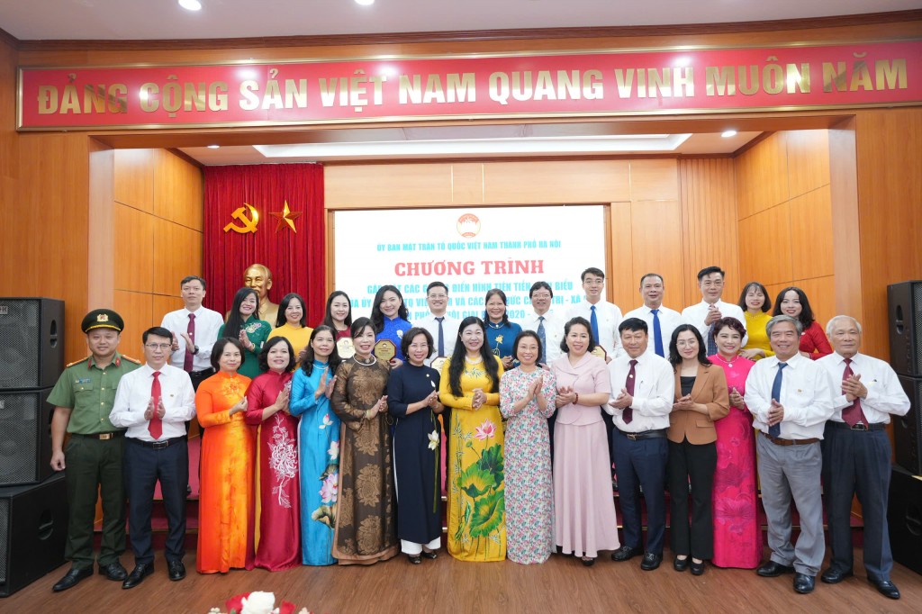 Mặt trận Hà Nội tôn vinh 80 gương điển hình tiên tiến, tiêu biểu Mặt trận Hà Nội tôn vinh 80 gương điển hình tiên tiến, tiêu biểu