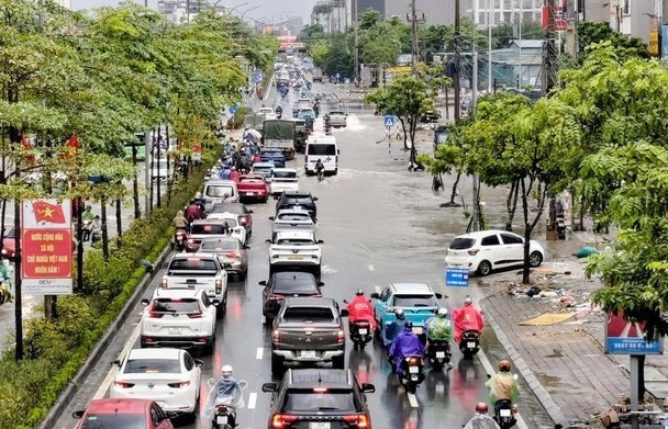 Hà Nội mưa lớn, nhiều tuyến đường ngập sâu