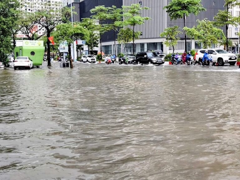 Hà Nội mưa lớn, nhiều tuyến đường ngập sâu Hà Nội mưa lớn, nhiều tuyến đường ngập sâu