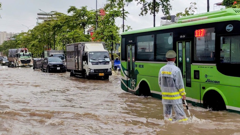 Hà Nội mưa lớn, nhiều tuyến đường ngập sâu Hà Nội mưa lớn, nhiều tuyến đường ngập sâu