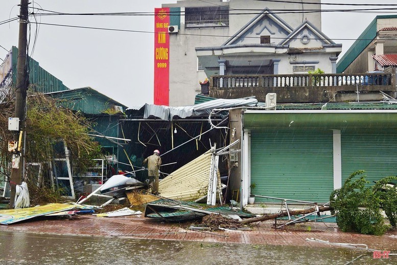 Bão số 10 gây thiệt hại nặng nề về nhà cửa của người dân Bộ Y tế cảnh báo nguy cơ dịch bệnh từ mưa lũ dữ dội sau bão số 10