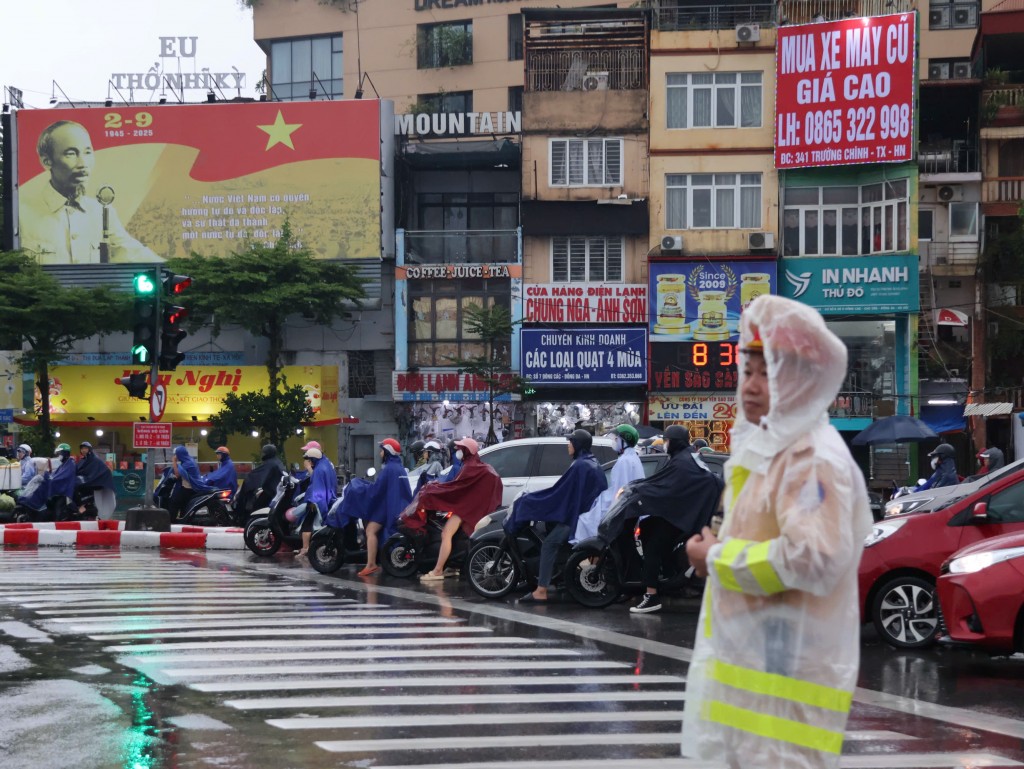 CSGT có mặt từ sớm, điều tiết giao thông tại các nút giao trọng điểm CSGT có mặt từ sớm, điều tiết giao thông tại các nút giao trọng điểm