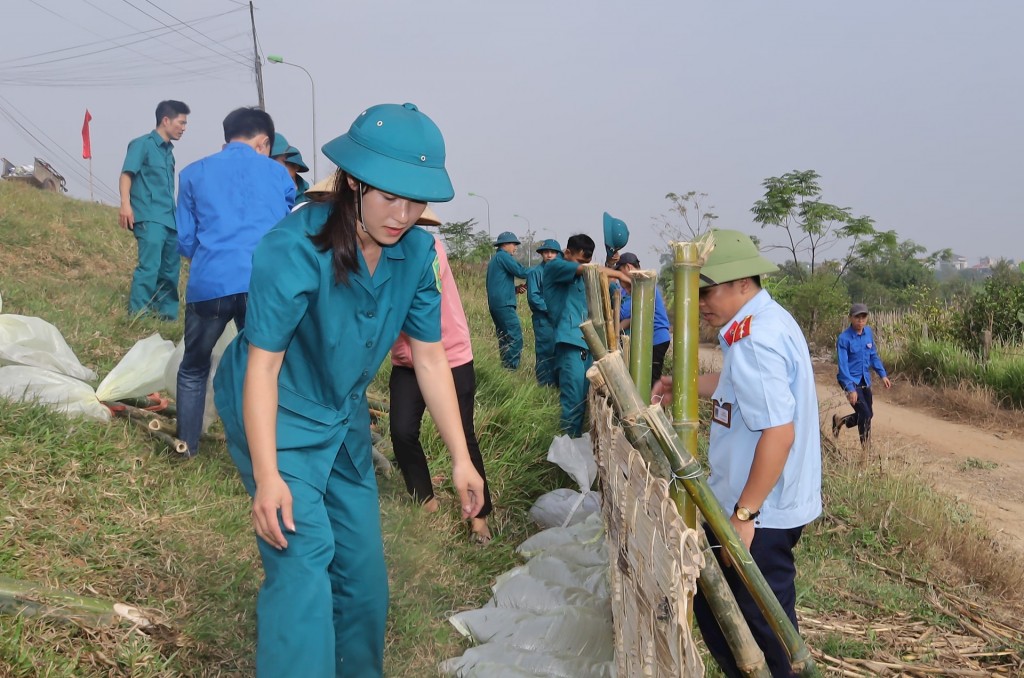 Cơ quan chức năng của Hà Nội diễn tập phương án hộ đê, phòng, chống thiên tai. Ảnh: Kim Nhuệ Cơ quan chức năng của Hà Nội diễn tập phương án hộ đê, phòng, chống thiên tai. Ảnh: Kim Nhuệ