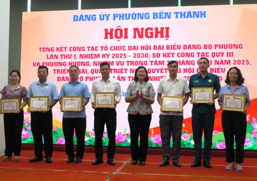 Phường Bến Thành trao khen thưởng cho cá nhân hoàn thành xuất sắc trong công tác chuẩn bị, phục vụ và tổ chức Đại hội đại biểu phường lần thứ nhất Phường Bến Thành trao khen thưởng cho cá nhân hoàn thành xuất sắc trong công tác chuẩn bị, phục vụ và tổ chức Đại hội đại biểu phường lần thứ nhất