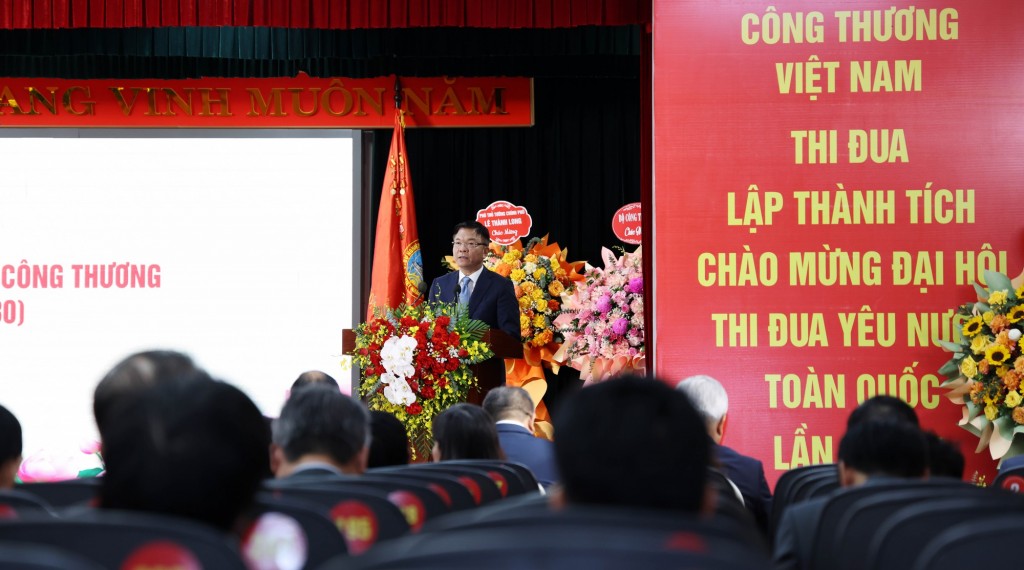 Phó Thủ tướng Lê Thành Long nhấn mạnh Đại hội Thi đua yêu nước ngành Công Thương lần thứ tư là sự kiện quan trọng nhằm đánh giá kết quả phong trào thi đua thời gian qua và đề ra phương hướng, nhiệm vụ trọng tâm giai đoạn sắp tới - Ảnh: VGP/Đức Tuân Phó Thủ tướng Lê Thành Long nhấn mạnh Đại hội Thi đua yêu nước ngành Công Thương lần thứ tư là sự kiện quan trọng nhằm đánh giá kết quả phong trào thi đua thời gian qua và đề ra phương hướng, nhiệm vụ trọng tâm giai đoạn sắp tới - Ảnh: VGP/Đức Tuân