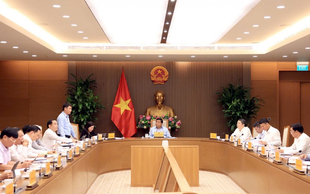 Các đại biểu thảo luận về 2 mục tiêu: Phấn đấu có 3 DNNN vào nhóm 500 doanh nghiệp có doanh thu lớn nhất thế giới, phấn đấu 100% tập đoàn kinh tế, tổng công ty Nhà nước áp dụng nguyên tắc quản trị của OECD, cũng như giải pháp tập trung đầu tư, phát triển một số tập đoàn kinh tế, DNNN có quy mô lớn đóng vai trò dẫn dắt trong các ngành, lĩnh vực then chốt, chiến lược của nền kinh tế - Ảnh: VGP/Thu Sa Các đại biểu thảo luận về 2 mục tiêu: Phấn đấu có 3 DNNN vào nhóm 500 doanh nghiệp có doanh thu lớn nhất thế giới, phấn đấu 100% tập đoàn kinh tế, tổng công ty Nhà nước áp dụng nguyên tắc quản trị của OECD, cũng như giải pháp tập trung đầu tư, phát triển một số tập đoàn kinh tế, DNNN có quy mô lớn đóng vai trò dẫn dắt trong các ngành, lĩnh vực then chốt, chiến lược của nền kinh tế - Ảnh: VGP/Thu Sa