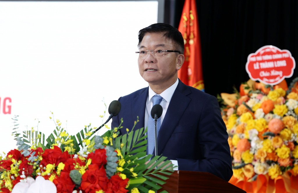 Phó Thủ tướng Lê Thành Long nhiệt liệt biểu dương sự nỗ lực, cố gắng và chúc mừng những thành tích mà Bộ, ngành công thương đạt được thời gian qua - Ảnh: VGP/Đức Tuân Phó Thủ tướng Lê Thành Long nhiệt liệt biểu dương sự nỗ lực, cố gắng và chúc mừng những thành tích mà Bộ, ngành công thương đạt được thời gian qua - Ảnh: VGP/Đức Tuân