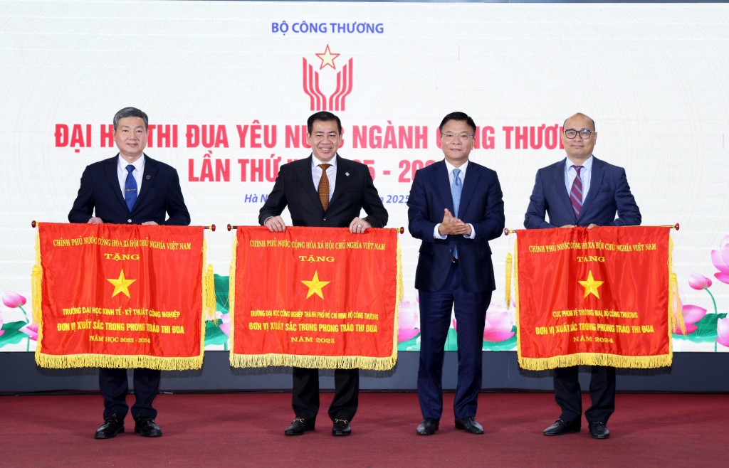 Phó Thủ tướng Lê Thành Long trao Cờ thi đua của Chính phủ tặng các đơn vị xuất sắc - Ảnh: VGP/Đức Tuân Phó Thủ tướng Lê Thành Long trao Cờ thi đua của Chính phủ tặng các đơn vị xuất sắc - Ảnh: VGP/Đức Tuân