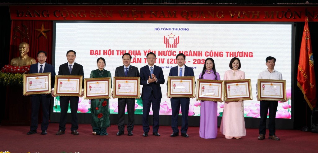 Phó Thủ tướng trao Huân chương Lao động cho các đơn vị và cá nhân xuất sắc - Ảnh: VGP/Đức Tuân Phó Thủ tướng trao Huân chương Lao động cho các đơn vị và cá nhân xuất sắc - Ảnh: VGP/Đức Tuân