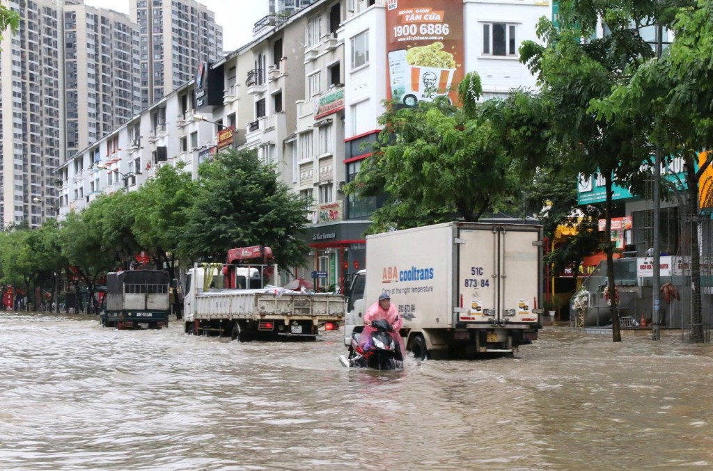 Các tuyến đường Hoàng Tùng, Nam An Khánh... đường nội khu đang chìm trong CSGT Hà Nội đội mưa phân luồng, bảo đảm an toàn giao thông
