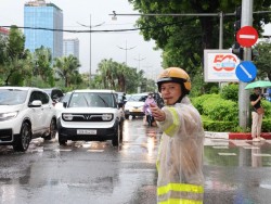 CSGT Hà Nội đội mưa phân luồng, bảo đảm an toàn giao thông
