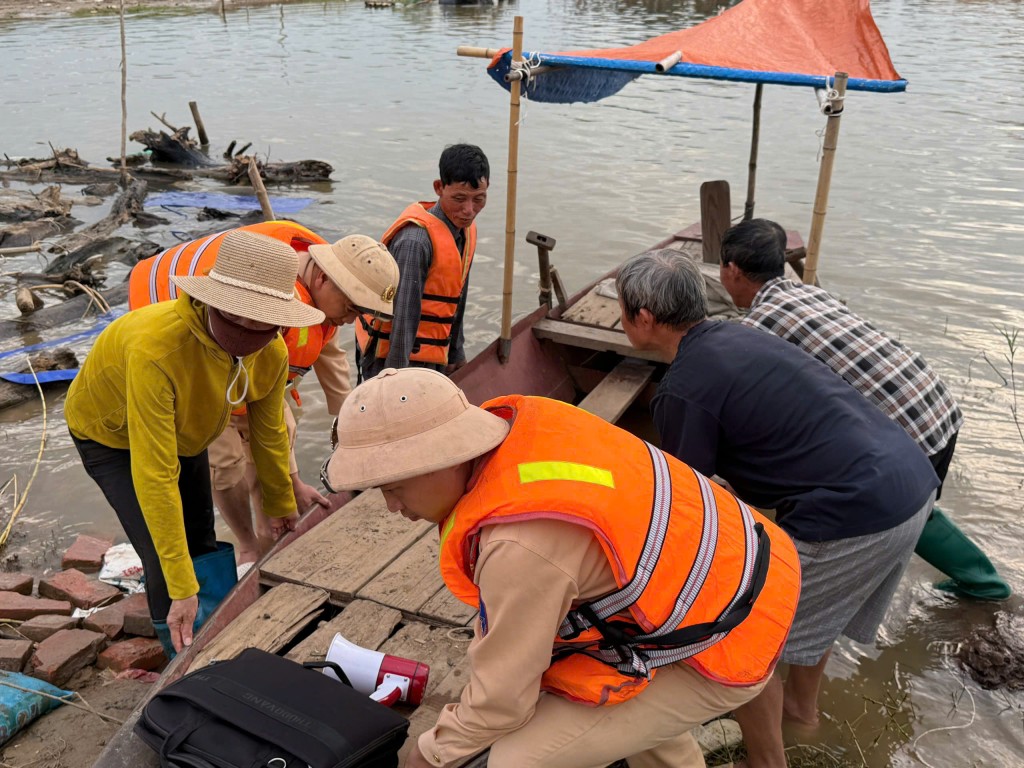 Đội Cảnh sát đường thuỷ số 1 hỗ trợ người dân neo đậu tàu, thuyền phòng chống bão