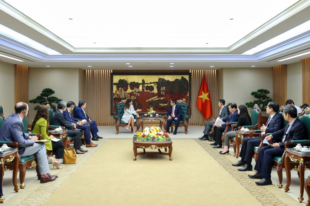 Giám đốc Zingoni cam kết và mong muốn cải thiện chuỗi cung ứng của Công ty, đáp ứng các nhu cầu của Việt Nam - Ảnh: VGP/Nhật Bắc Giám đốc Zingoni cam kết và mong muốn cải thiện chuỗi cung ứng của Công ty, đáp ứng các nhu cầu của Việt Nam - Ảnh: VGP/Nhật Bắc