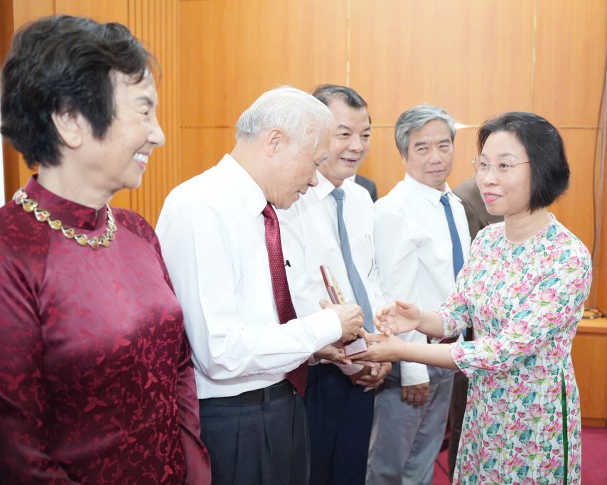 Phó Chủ tịch HĐND TP Hà Nội Phạm Thị Thanh Mai chúc mừng các điển hình tiên tiến, tiêu biểu