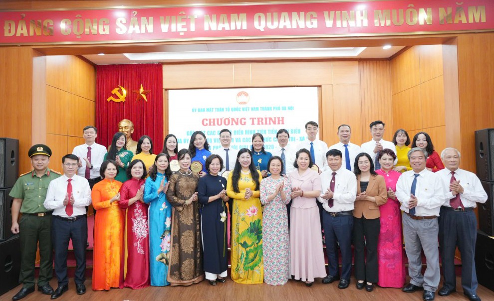 Các đại biểu chụp ảnh lưu niệm