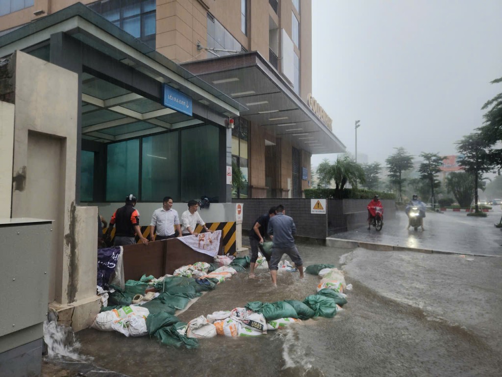 Một đơn vị ở đường Phạm Hùng đắp bao cát ngăn sóng nước tràn vào hầm Một đơn vị ở đường Phạm Hùng đắp bao cát ngăn sóng nước tràn vào hầm