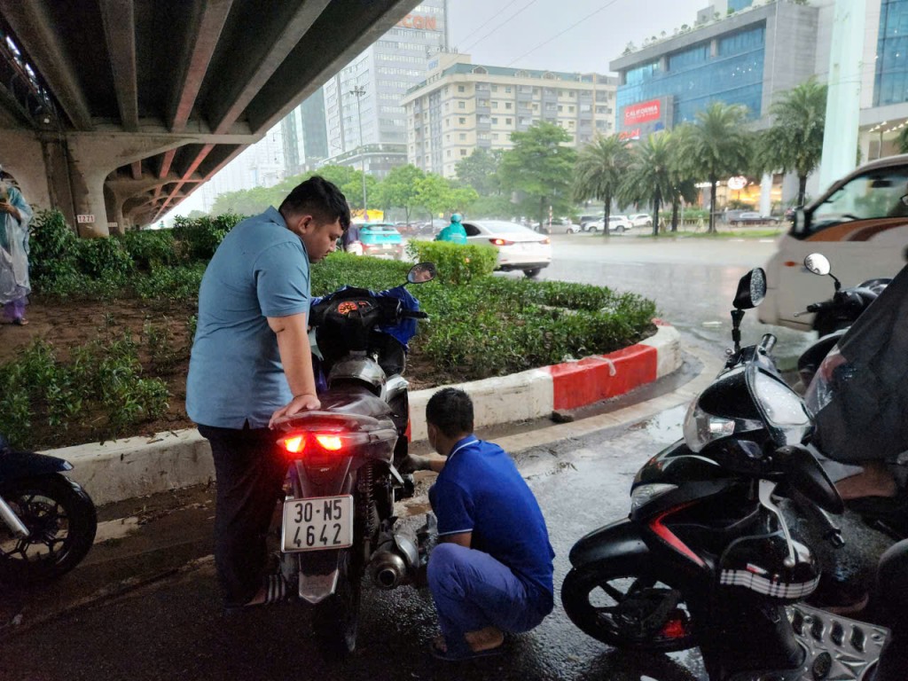 Nhiều phương tiện bị chết máy khi qua đoạn nước ngập sâu