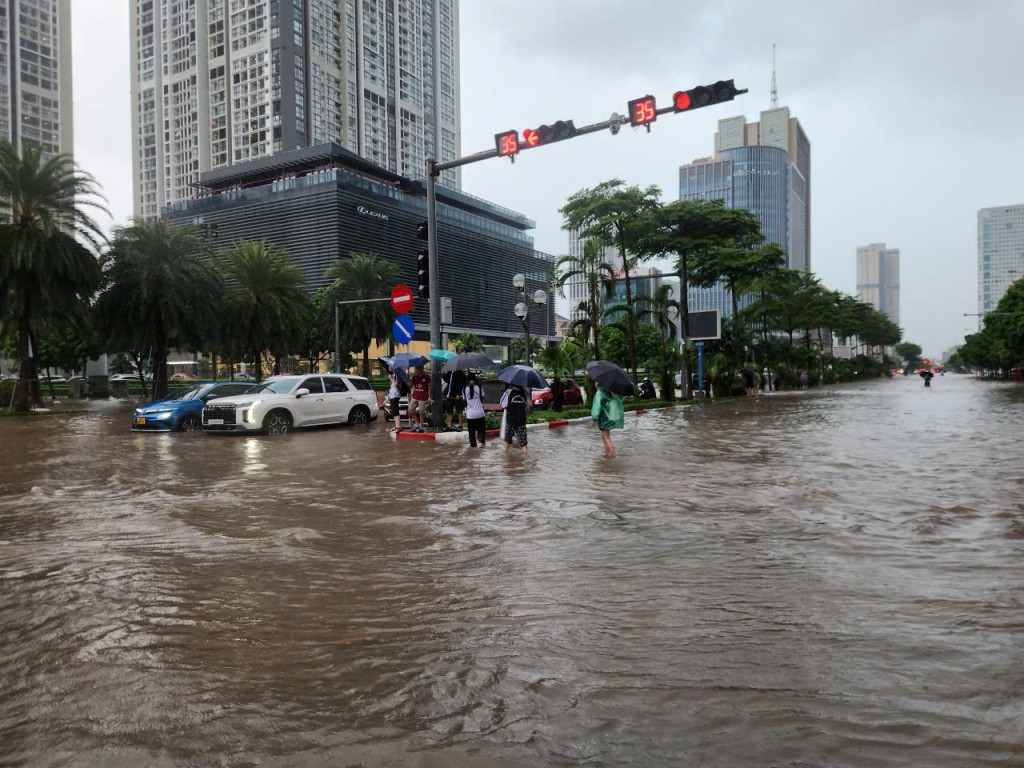 Càng về trưa, mưa kéo dài và càng lớn khiến nhiều tuyến phố ngập nặng