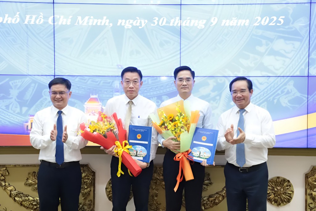 Chủ tịch UBND TP Hồ Chí Minh Nguyễn Văn Được (bên phải) cùng Phó chủ tịch UBND TP Hồ Chí Minh Nguyễn Mạnh Cường (bên trái) trao quyết định cho ông Trần Quang Lâm, Giám đốc Sở Xây dựng (thứ hai từ phải sang) và ông Nguyễn Anh Minh, Giám đốc Ban Quản lý dự án đầu tư xây dựng các công trình giao thông.