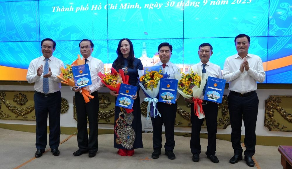 Chủ tịch UBND TP.Hồ Chí Minh Nguyễn Văn Được, Phó Chủ tịch UBND TP.Hồ Chí Minh Bùi Xuân Cường trao Quyết định và tặng hoa chúc mừng ông Võ Hoàng Ngân (thứ ba, bên phải)  tân Giám đốc Sở Quy hoạch - Kiến trúc TP.Hồ Chí Minh và các Phó GIám đốc Sở Quy hoạch - Kiến trúc TP.Hồ Chí Minh