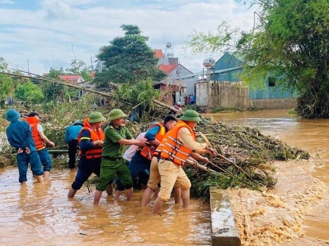 Bí thư Thành uỷ Hà Nội gửi thư thăm hỏi 5 tỉnh bị thiệt hại do bão Bualoi