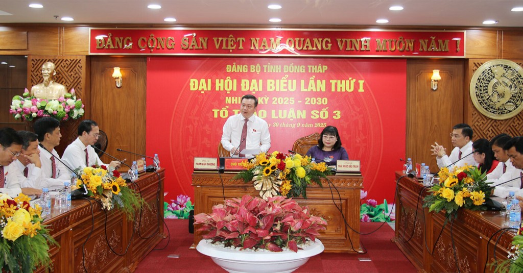Chủ trì Tổ thảo luận số 3 phát biểu gợi ý thảo luận.
