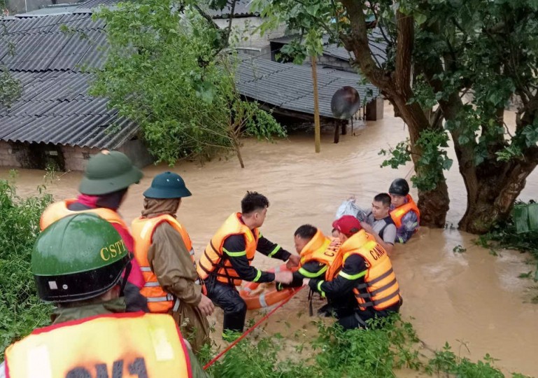 Lực lượng CAND giúp đưa người dân ra khỏi khu vực nguy hiểm do thiên tai