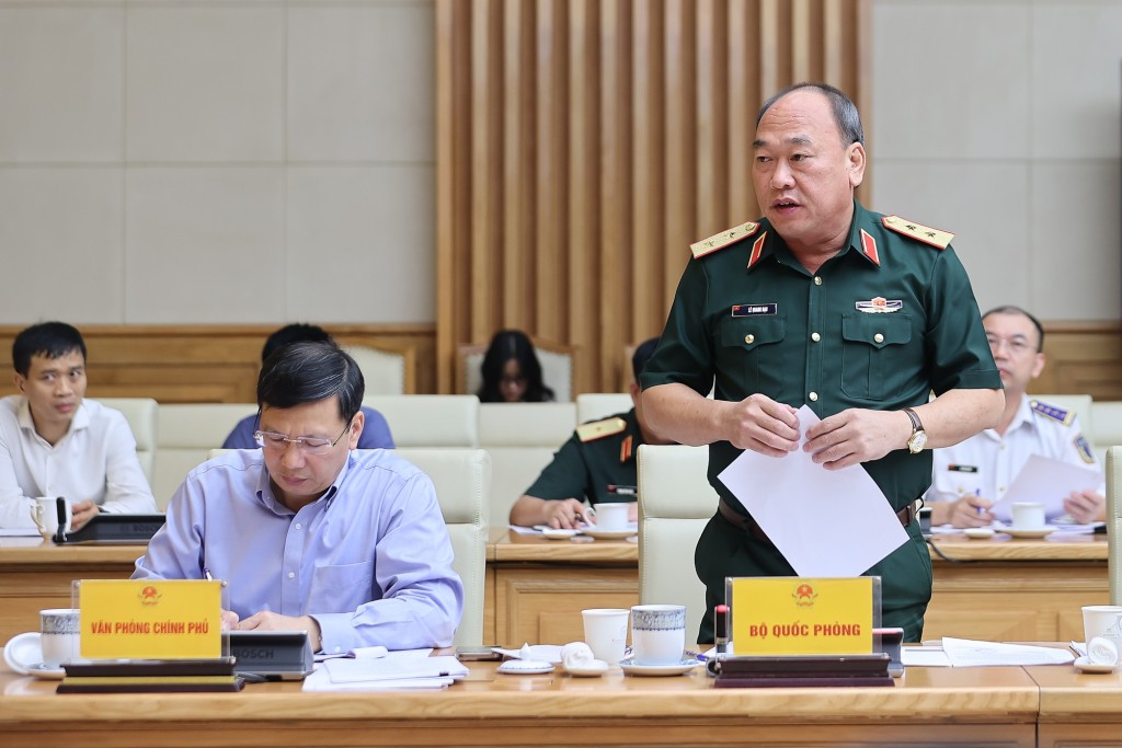Trung tướng Lê Quang Đạo, Phó Tổng Tham mưu trưởng Quân đội nhân dân Việt Nam báo cáo tại cuộc họp- Ảnh: VGP/Nhật Bắc