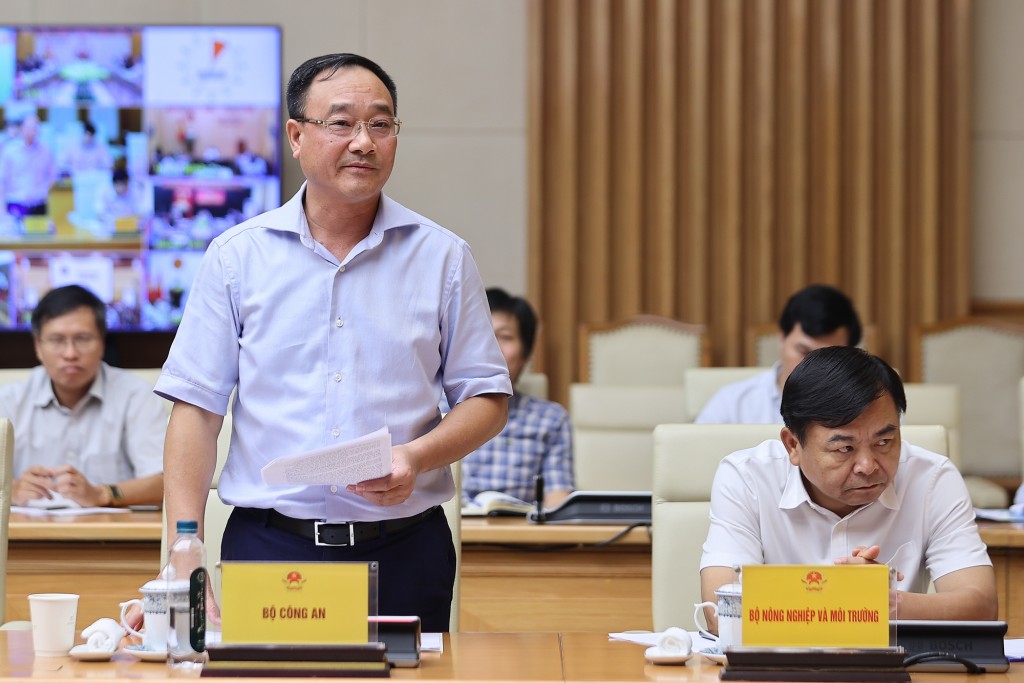 Thứ trưởng Bộ Công an Phạm Thế Tùng báo cáo tại cuộc họp - Ảnh: VGP/Nhật Bắc