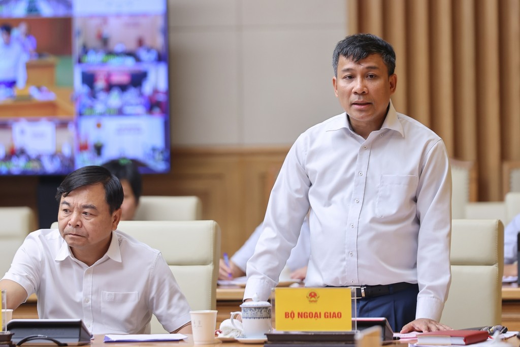 Thứ trưởng Bộ Ngoại giao Nguyễn Minh Vũ báo cáo tại cuộc họp - Ảnh: VGP/Nhật Bắc