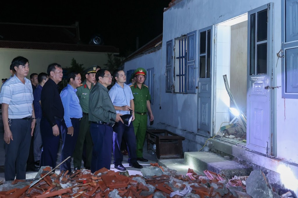Thủ tướng tới hiện trường vụ sập nhà do lốc xoáy ngày 29/9 khiến 2 vợ chồng cụ Hoàng Văn Khiêm-Đoàn Thị Nhị tử vong tại thôn Phú Bình, xã Quỹ Nhất - Ảnh: VGP/Hà Văn