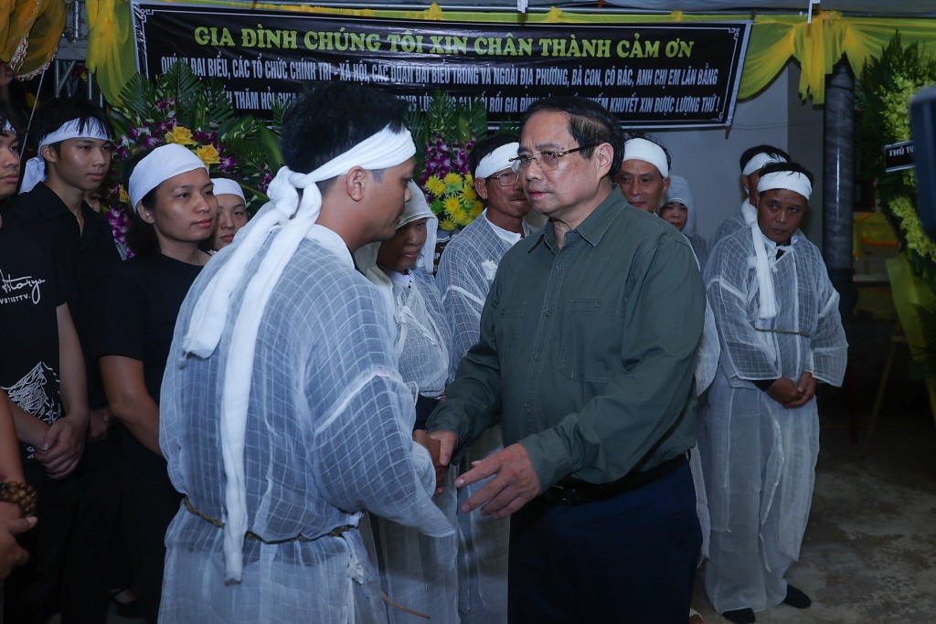 Thủ tướng Phạm Minh Chính thăm hỏi, chia buồn với các gia đình có người bị nạn do thiên tai - Ảnh: VGP/Nhật Bắc
