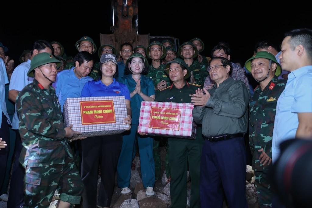 Thủ tướng tặng quà, thăm hỏi, biểu dương, cảm ơn các lực lượng đã làm việc xuyên ngày đêm với tinh thần vì dân vì nước - Ảnh: VGP/Nhật Bắc