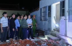 Thủ tướng viếng những người thiệt mạng, thăm hỏi người dân bị thiệt hại do lốc xoáy tại Ninh Bình