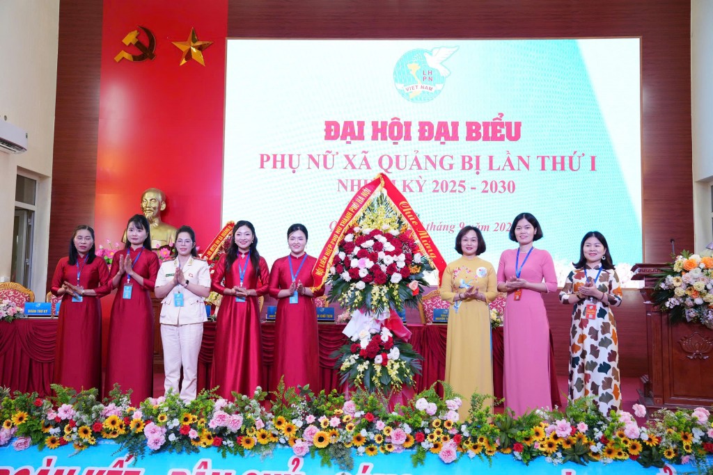 Đồng chí Phạm Thị Thanh Hương, Phó chủ tịch Thường trực Hội LHPN thành phố Hà Nội tặng hoa chúc mừng Đại hội