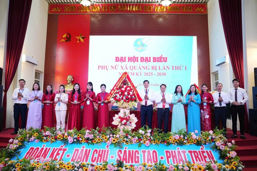 Đồng chí Nguyễn Trường Năng, Bí thư Đảng ủy, Chủ tịch HĐND xã Quảng Bị chúc mừng Đại hội